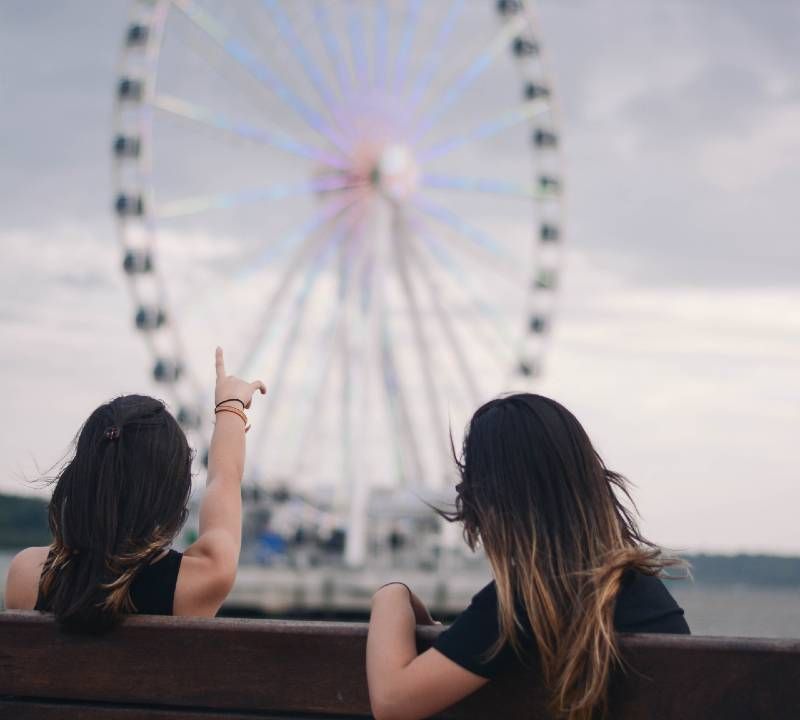 Ženske gledajo na Ferris Wheel