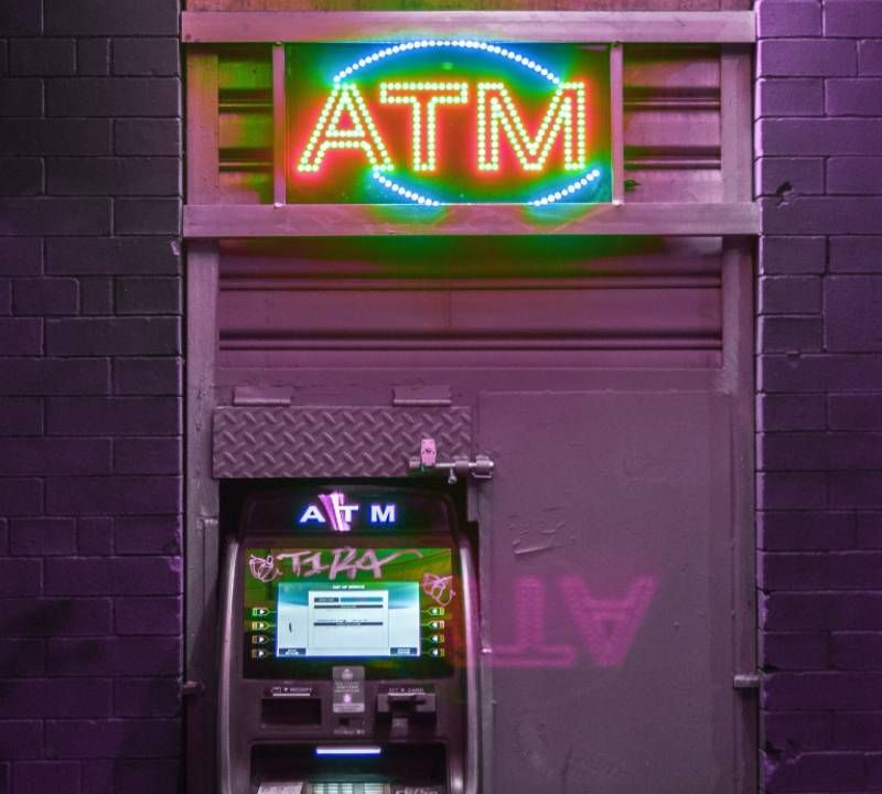 Pankkiautomaatti yöllä