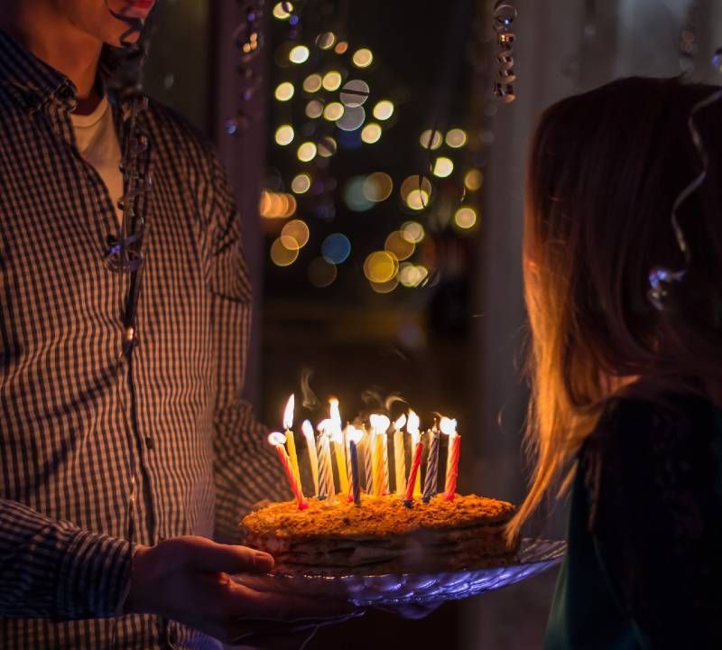 Tortas su gimtadienio žvakėmis