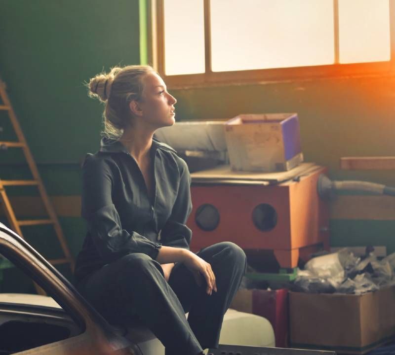 Žena sjedi u garaži