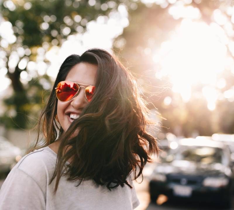 Moteris nešioja akinius nuo saulės