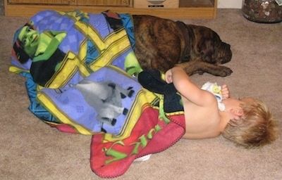 Waylonas Mastweileris, miegantis šalia vaiko antklode