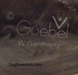 Tutup - Bahagian bawah patung hitam dengan logo Goebel W.Jerman tertulis di bahagian bawah patung.