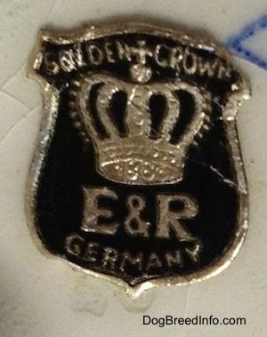 Tutup - Pelekat Golden Crown E&R Germany di bahagian bawah patung.
