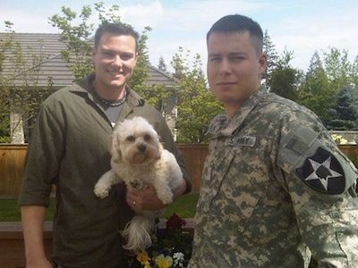 Рилеи тхе Цавацхон у руци је човека који стоји поред другог човека у униформи америчке војске