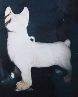 ایک سفید مواد میں تیار چینی چونگ کتے کا مجسمہ