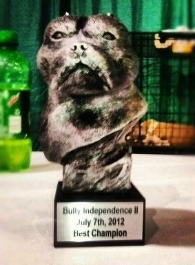 Pokal z obrazom ameriškega nasilnika. Na ploščici piše - Bully Independence II 7. julij 2012 Najboljši prvak.