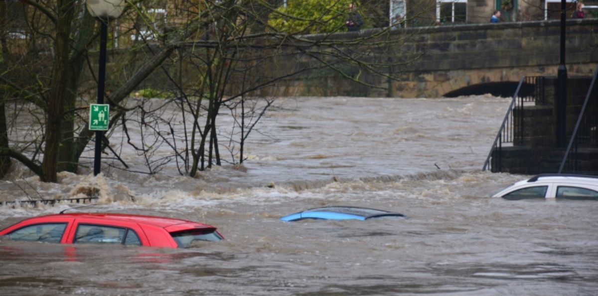बाढ़ के पानी में गाड़ियाँ