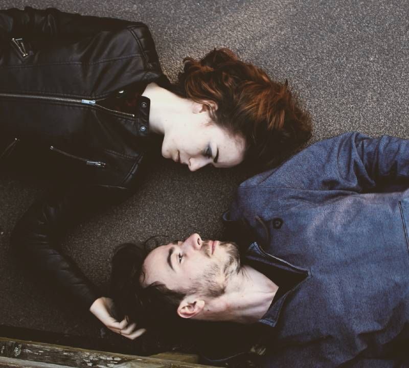 Мушкарац и жена леже на земљи