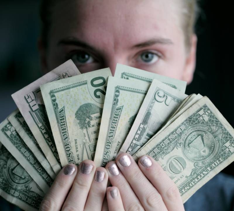 Žena koja drži novac